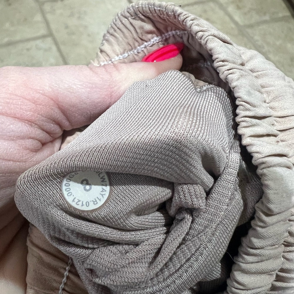 lululemon athletica Women's Beige Athletic Shorts - Picture 4 of 4